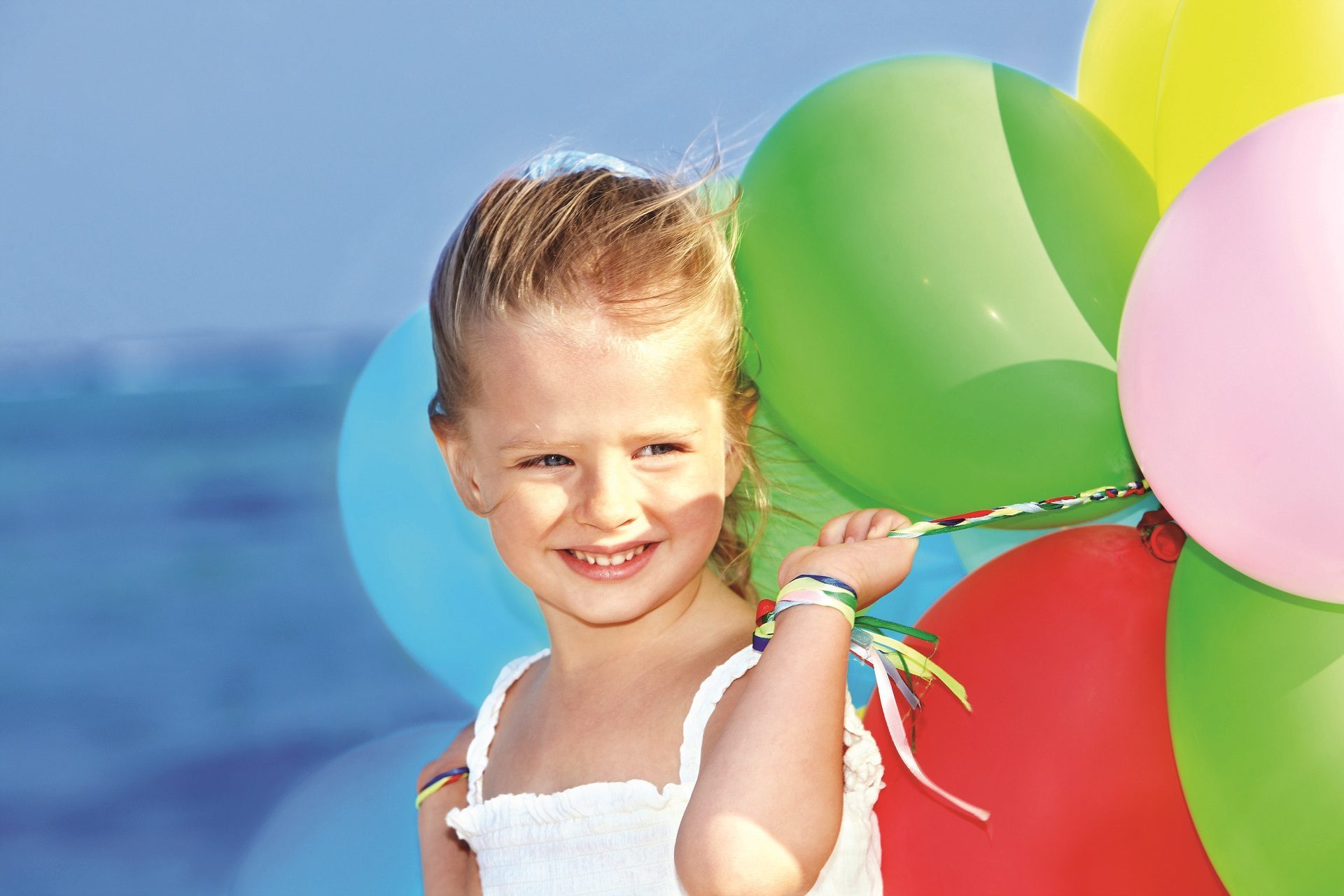 1 июня 2011. С днем защиты детей. Дети с воздушными шариками. Международный день защиты детей с шариками. Счастливые дети с шариками.